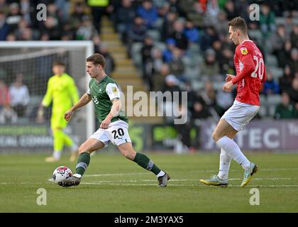 Plymouth, Großbritannien. 17.. Dezember 2022. Plymouth Argyle Mittelfeldspieler Adam Randell (20) über den Ball während des Spiels der Sky Bet League 1 Plymouth Argyle vs Morecambe at Home Park, Plymouth, Großbritannien, 17.. Dezember 2022 (Foto von Stanley Kasala/News Images) in Plymouth, Großbritannien, am 12./17. Dezember 2022. (Foto: Stanley Kasala/News Images/Sipa USA) Guthaben: SIPA USA/Alamy Live News Stockfoto