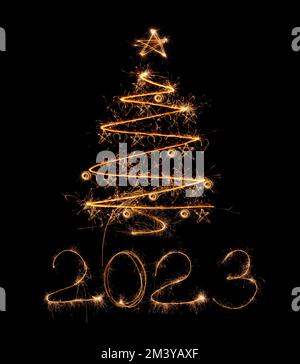 Weihnachtsbaum aus Sparklern auf einer langen Exposition mit einem Stern und Weihnachtsspielzeug, Herzen, Kugeln und Sternen. Große Inschrift 2023 unter einem Weihnachtsfest Stockfoto