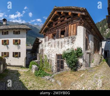 Die ländliche Architektur des Dorfes Bondo im Bregaglia Range - Schweiz. Stockfoto