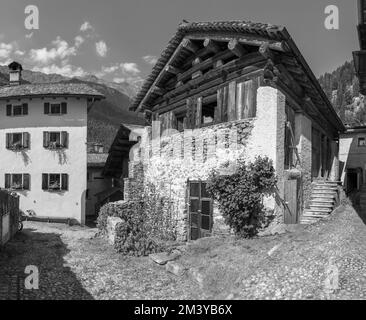 Die ländliche Architektur des Dorfes Bondo im Bregaglia Range - Schweiz. Stockfoto