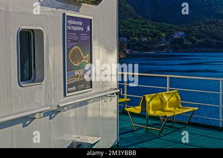 Passagiersitze auf der Fähre Kornati im Hafen von Porozina Stockfoto