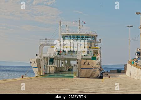 Einstieg in die Fähre im Porozina Hafen Cres Kroatien Stockfoto