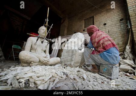 Ein Künstler, der an einem Duplikat einer Statue in den Straßen von Kalkutta arbeitet. , Kalkutta , Westbengalen , Indien , Asien Stockfoto