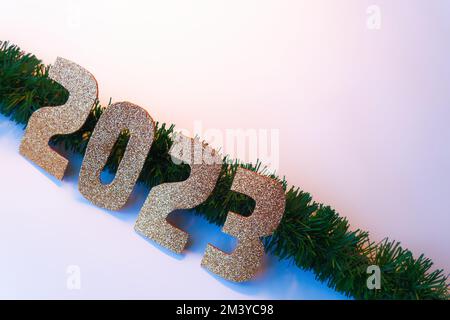 Ein frohes neues Jahr 2023. Goldene Zahlen weihnachtlicher weißer Hintergrund Stockfoto