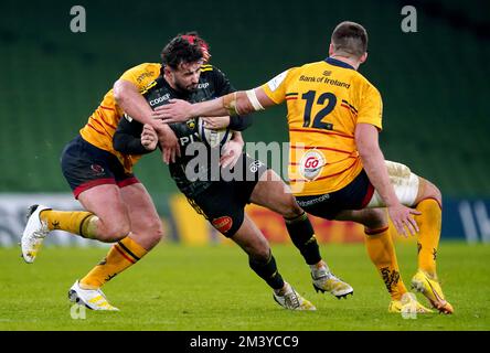 La Rochelles Antoine Hastoy (Zentrum) wird vom Ulster Rugby's Stuart McCloskey (rechts) und Tom Stewart während des Heineken Champions Cup-Spiels im Aviva Stadium, Dublin, angegriffen. Foto: Samstag, 17. Dezember 2022. Stockfoto