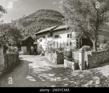 Die ländliche Architektur des Dorfes Bondo im Bregaglia Range - Schweiz. Stockfoto