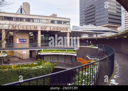 London, Großbritannien. 17.. Dezember 2022 Außenansicht des Museum of London. Das Museum of London hat seinen Standort an der Londoner Mauer neben dem Barbican vor dem Umzug zum Smithfield Market dauerhaft geschlossen. Aufgrund seiner Eröffnung im Jahr 2026 wird es seinen Namen in London Museum ändern. Kredit: Vuk Valcic/Alamy Live News Stockfoto