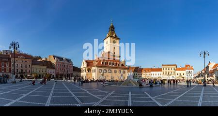 Ein Bild vom Ratsplatz und dem Alten Rathaus in Brasov. Stockfoto