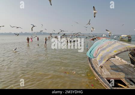 Pilger stehen im Wasser bei Sangam, dem Zusammenfluss der heiligen Flüsse Ganges, Yamuna und Saraswati Stockfoto