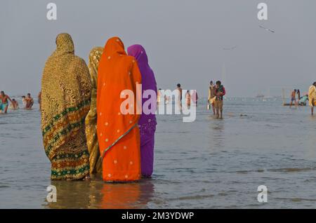 Pilger stehen im Wasser bei Sangam, dem Zusammenfluss der heiligen Flüsse Ganges, Yamuna und Saraswati Stockfoto