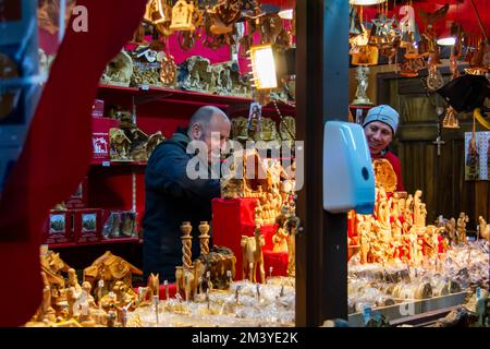 Chicago, IL, USA - 16. Dezember 2022: Ladenbesitzer, die Weihnachtsartikel auf dem Christkindlmarket am Daley Plaza in Chicago, Illinois, verkaufen. Stockfoto