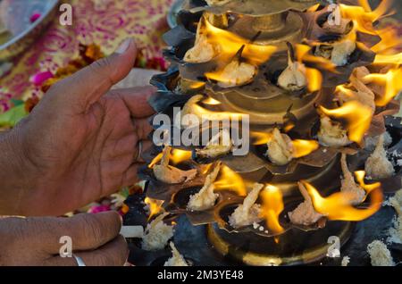 Brennende kleine Öllampen, verwendet für Pooja in Sangam, der Zusammenfluss der heiligen Flüsse Ganges, Yamuna und Saraswati Stockfoto