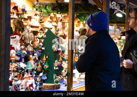 Chicago, IL, USA - 16. Dezember 2022: Shoopers auf der Suche nach Weihnachtsartikeln im Christkindlmarket am Daley Plaza in Chicago, Illinois. Stockfoto