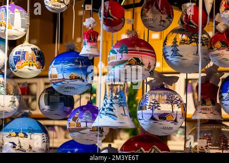 Chicago, IL, USA - 16. Dezember 2022: Weihnachtsschmuck im Christkindlmarket am Daley Plaza in Chicago, Illinois. Stockfoto