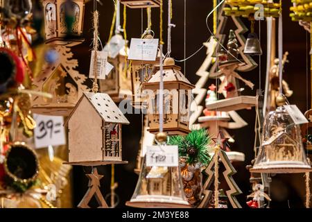 Chicago, IL, USA - 16. Dezember 2022: Weihnachtsschmuck im Christkindlmarket am Daley Plaza in Chicago, Illinois. Stockfoto