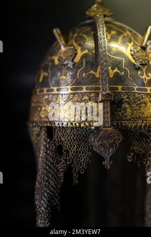 Osmanischer Stahlhelm aus dem 16.. Jahrhundert im Topkapi-Palast-Museum, Istanbul, Türkei. Stockfoto