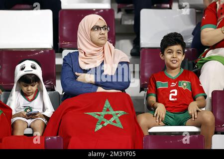 Ar-Rayyan, Katar. 17.. Dezember 2022. AR-RAYYAN – Unterstützer Marokkos während des FIFA-Weltmeisterschafts-Qatar-2022-Play-off-Spiels auf dem dritten Platz zwischen Kroatien und Marokko im Khalifa International Stadium am 17. Dezember 2022 in Ar-Rayyan, Katar. AP | niederländische Höhe | MAURICE OF STONE Credit: ANP/Alamy Live News Stockfoto