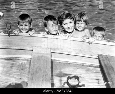 JEANNE CRAIN mit ihren ersten vier Kindern MICHAEL BRINKMAN (geb. 1949) PAUL BRINKMAN (geb. 1947) JEANINE (B.1952) und TIMOTHY (geb.1950) Publicity für GENTELMEN HEIRATEN BRUNETTES 1955 Regisseur RICHARD SALE Russ-Field Productions / United Artists Stockfoto