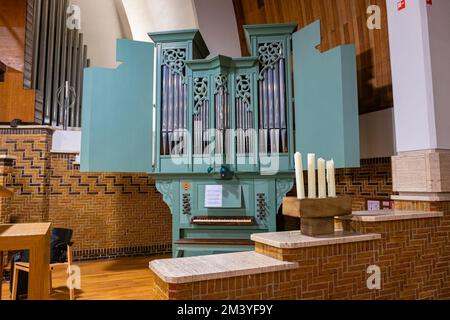 Grüne Orgel in der Vrijburger Kirche in Amsterdam-Süd, Niederlande. Stockfoto