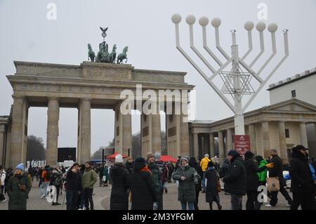 Berlin, Deutschland - 17. Dezember 2022 - Riesenmenorah Hanukkah am Pariser Platz vor dem Brandenburger Tor. (Foto: Markku Rainer Peltonen) Stockfoto