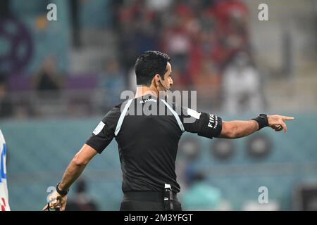 DOHA, Al-RAYYAN, Katar. , . Der Schiedsrichter JASSIM Abdulrahman (QAT) in Aktion während der FIFA-Weltmeisterschaft Katar 2022 zwischen KROATIEN und MAROKKO, Khalifa International Stadium, Play-off für den dritten Platz am 17. Dezember 2022 Katar. (Foto: Anthony STANLEY/ATP Images) Kredit: SPP Sport Press Photo. Alamy Live News Stockfoto