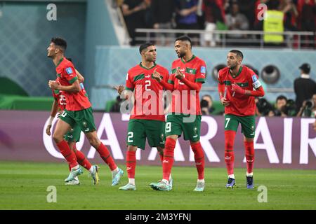 DOHA, Al-RAYYAN, Katar. , . 2 HAKIMI Achraf, 19 EN-NESYRI Youssef, 7 ZIYECH Hakim (C) während der FIFA-Weltmeisterschaft Katar 2022 zwischen KROATIEN und MAROKKO, Khalifa International Stadium, Play-off für den dritten Platz am 17. Dezember 2022 Katar. (Foto: Anthony STANLEY/ATP Images) Kredit: SPP Sport Press Photo. Alamy Live News Stockfoto