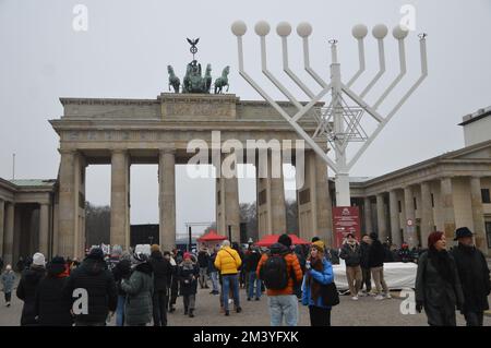 Berlin, Deutschland - 17. Dezember 2022 - Riesenmenorah Hanukkah am Pariser Platz vor dem Brandenburger Tor. (Foto: Markku Rainer Peltonen) Stockfoto