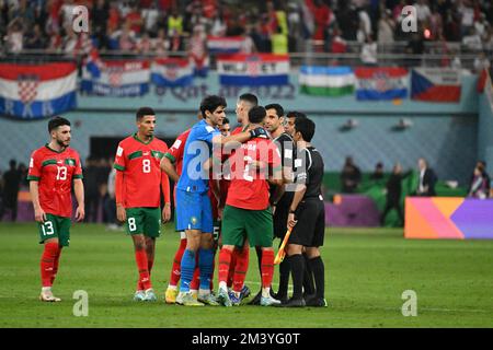 DOHA, Al-RAYYAN, Katar. , . Der Schiedsrichter JASSIM Abdulrahman (QAT) in Gesprächen mit marokkanischen Spielern während der FIFA-Weltmeisterschaft Katar 2022 zwischen KROATIEN und MAROKKO, Khalifa International Stadium, Play-off für den dritten Platz am 17. Dezember 2022 Katar. (Foto: Anthony STANLEY/ATP Images) Kredit: SPP Sport Press Photo. Alamy Live News Stockfoto