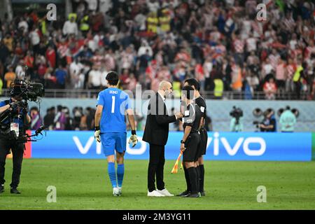 DOHA, Al-RAYYAN, Katar. , . Schiedsrichter AL JASSIM Abdulrahman (QAT) und Cheftrainer REGRAGUI Walid (MAR) in Gesprächen mit marokkanischen Spielern während der FIFA-Weltmeisterschaft Katar 2022 zwischen KROATIEN und MAROKKO, Khalifa International Stadium, Play-off auf den dritten Platz am 17. Dezember 2022 Katar. (Foto: Anthony STANLEY/ATP Images) Kredit: SPP Sport Press Photo. Alamy Live News Stockfoto