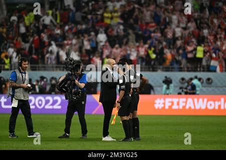 DOHA, Al-RAYYAN, Katar. , . Schiedsrichter AL JASSIM Abdulrahman (QAT) und Cheftrainer REGRAGUI Walid (MAR) in Gesprächen mit marokkanischen Spielern während der FIFA-Weltmeisterschaft Katar 2022 zwischen KROATIEN und MAROKKO, Khalifa International Stadium, Play-off auf den dritten Platz am 17. Dezember 2022 Katar. (Foto: Anthony STANLEY/ATP Images) Kredit: SPP Sport Press Photo. Alamy Live News Stockfoto