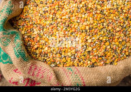 Moong Dhal, Urid Dhal und viele weitere Linsenarten gibt es auf dem Straßenmarkt in Paharganj Stockfoto