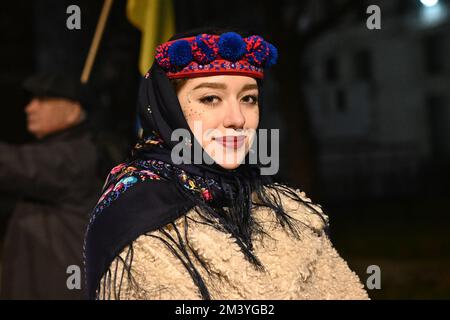 London, Großbritannien. 17.. Dezember 2022 Ukrainischer Protest - Stopp des Ökozids Ukraine Zehntausende Menschen und Tiere töten seit der russischen Invasion der Ukraine am 17.. Dezember 2022. Ukrainische Demonstranten rufen nach mehr Waffen "bewaffnen Sie die Ukraine wie versprochen". Sie sind tapfer und werden ihr eigenes Land verteidigen. Bewaffnen Sie uns, wie Sie es vor der Downing Street versprechen. Kredit: Siehe Li/Picture Capital/Alamy Live News Stockfoto
