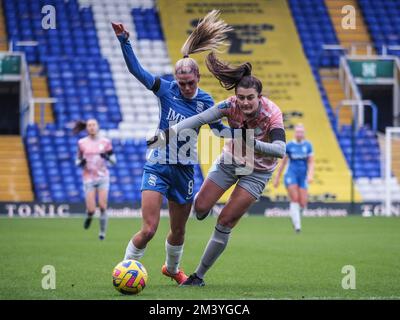 Birmingham, Großbritannien. 17.. Dezember 2022. Birmingham, England, Dezember 17. 2022: Jamie Finn (8 Birmingham) auf dem Ball während des FA Womens Continental League Cup Fußballspiels zwischen Birmingham City und London City Lionesses at St Andrews in Birmingham, England (Natalie Mincher/SPP) Guthaben: SPP Sport Press Photo. Alamy Live News Stockfoto