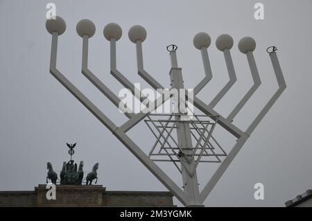 Berlin, Deutschland - 17. Dezember 2022 - Riesenmenorah Hanukkah am Pariser Platz vor dem Brandenburger Tor. (Foto: Markku Rainer Peltonen) Stockfoto