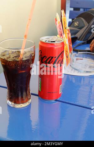 Coca Cola Dose mit griechischer Schrift. September 2022. Griechenland Stockfoto