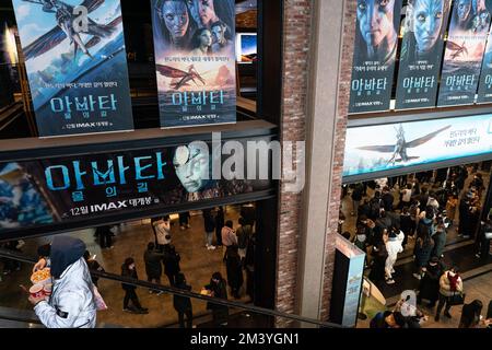 Seoul, Südkorea. 17.. Dezember 2022. Am 17. Dezember 2022 in Seoul, Südkorea, werden in einem Kino Schilder mit der Aufschrift „Avatar: The Way of Water“ ausgestellt. „Avatar: The Way of Water“, das am 14. Dezember in Südkorea veröffentlicht wurde, ist für 3days an der Spitze und hat mehr als 1.000.000 Filmemacher für 3days. (Foto: Kichul Shin/NurPhoto) Kredit: NurPhoto/Alamy Live News Stockfoto