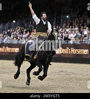 Royal Victoria Dock, Großbritannien. 17.. Dezember 2022. London International Horse Show. Excel London. Royal Victoria Dock. Einige erstaunliche Stunts während einer Aufführung von The Devil's Horseman. Kredit: Sport In Pictures/Alamy Live News Stockfoto