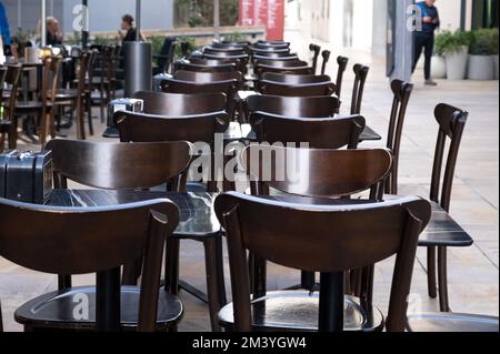 Leere Tischstühle vor einem Restaurant. Stockfoto