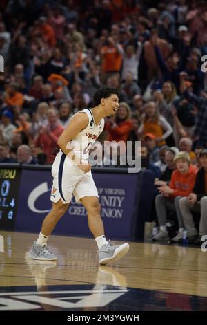 17. Dezember 2022: Virginia Cavaliers Guard Kihei Clark (0) feiert nach dem Spiel während des NCAA-Basketballspiels zwischen den Houston Cougars und den Virginia Cavaliers in der John Paul Jones Arena Charlottesville, VA. Jonathan Huff/CSM Stockfoto