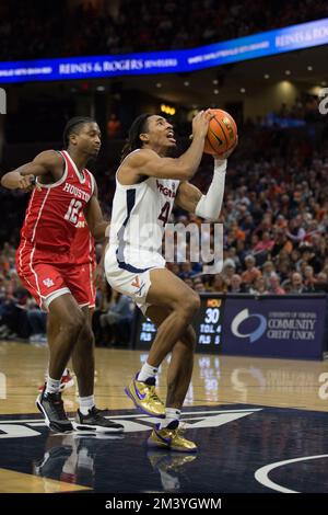 17. Dezember 2022: Virginia Cavaliers Garde Armaan Franklin (4) macht beim NCAA-Basketballspiel zwischen den Houston Cougars und den Virginia Cavaliers in John Paul Jones Arena Charlottesville, VA, einen Layup. Jonathan Huff/CSM Stockfoto