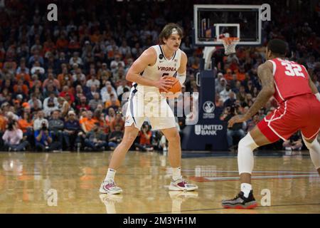 17. Dezember 2022: Virginia Cavaliers Forward Ben Vander Plas (5) sucht einen offenen Teamkollegen während des NCAA-Basketballspiels zwischen den Houston Cougars und den Virginia Cavaliers in der John Paul Jones Arena Charlottesville, VA. Jonathan Huff/CSM Stockfoto