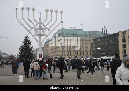 Berlin, Deutschland - 17. Dezember 2022 - Riesenmenorah Hanukkah am Pariser Platz vor dem Brandenburger Tor. (Foto: Markku Rainer Peltonen) Stockfoto