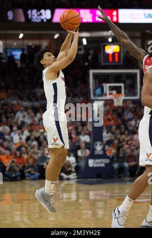 17. Dezember 2022: Virginia Cavaliers Guard Kihei Clark (0) schießt während des NCAA-Basketballspiels zwischen den Houston Cougars und den Virginia Cavaliers in der John Paul Jones Arena Charlottesville, VA, für drei. Jonathan Huff/CSM Stockfoto