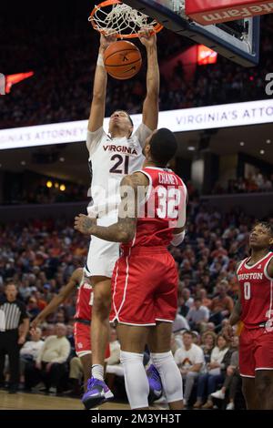 17. Dezember 2022: Virginia Cavaliers Forward Kadin Shedrick (21) dunkelt den Ball während des NCAA-Basketballspiels zwischen den Houston Cougars und den Virginia Cavaliers in der John Paul Jones Arena Charlottesville, VA. Jonathan Huff/CSM Stockfoto