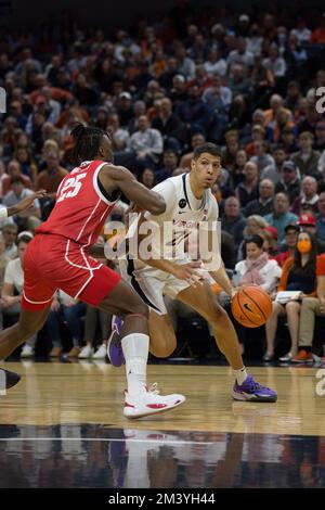 17. Dezember 2022: Virginia Cavaliers Forward Kadin Shedrick (21) fährt während des NCAA-Basketballspiels zwischen den Houston Cougars und den Virginia Cavaliers in der John Paul Jones Arena Charlottesville, VA, auf die Spur. Jonathan Huff/CSM Stockfoto