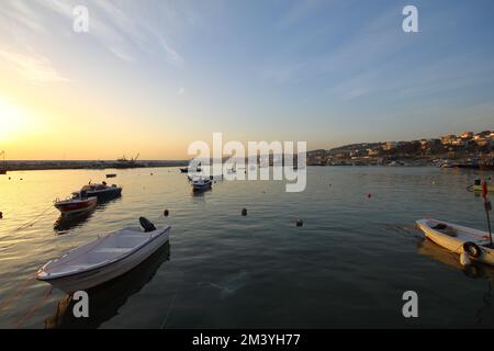 Istanbul, Türkei. 15. september 2012 : kleine Boote mit Sonnenaufgang in der Morgensonne in Arnavutköy, der Küstenstadt Istanbul. Stockfoto