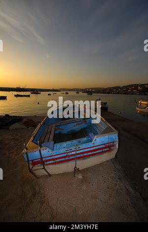 Istanbul, Türkei. 15. september 2012 : kleine Boote mit Sonnenaufgang in der Morgensonne in Arnavutköy, der Küstenstadt Istanbul. Stockfoto