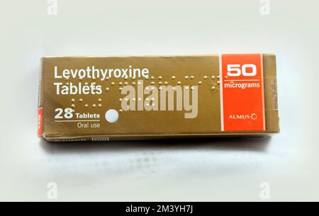 Faltschachtel mit Levothyroxin-Tabletten. 50 Mikrogramm. Studio-Einrichtung. Stockfoto