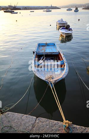 Istanbul, Türkei. 15. september 2012 : kleine Boote mit Sonnenaufgang in der Morgensonne in Arnavutköy, der Küstenstadt Istanbul. Stockfoto