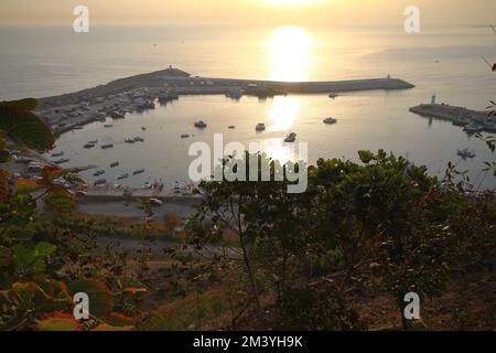 Istanbul, Türkei. 15. september 2012 : kleine Boote mit Sonnenaufgang in der Morgensonne in Arnavutköy, der Küstenstadt Istanbul. Stockfoto